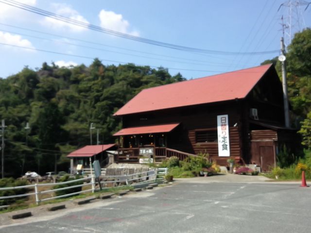 レストラン。店の前の柵に沿った駐車場はレストラン専用です。_二上山万葉の森