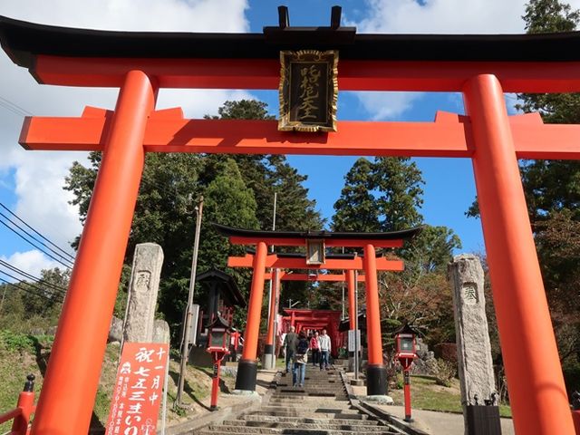 山間に佇む神社 福岡の山あいにひっそりと佇む神社 A shrine quietly nestled in
