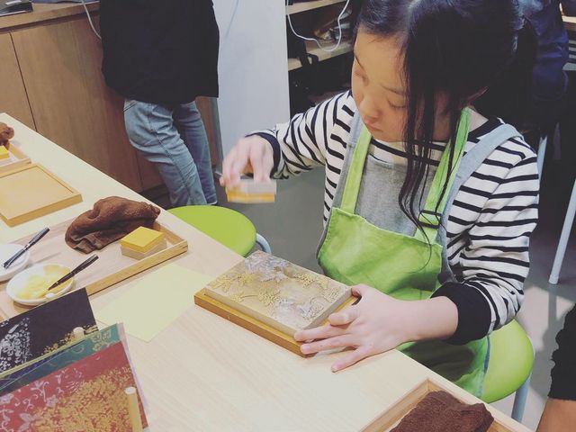 �ؔłɒ��ڐF�͓h�炸�A�X�|���W�̃X�^���v�̗l�Ȃ��̂ɕM�ŐF�t�����ؔłɉ������ĂĂ����܂�_����