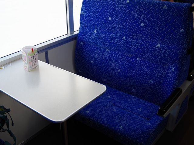 �ԓ��̍��Ȃɂ͑傫�ȃe�[�u����_�R�������S��