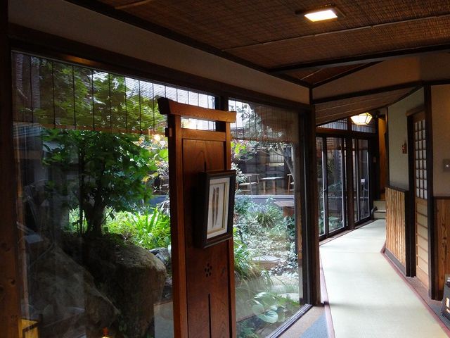廊下もいい雰囲気です。_岩井温泉