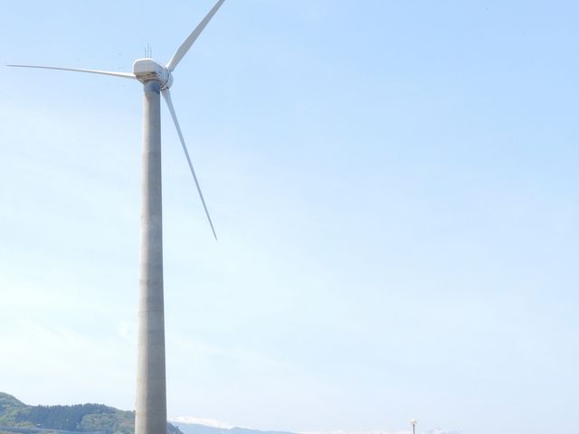 風力発電機の向こうには雪山_道の駅 うみてらす名立