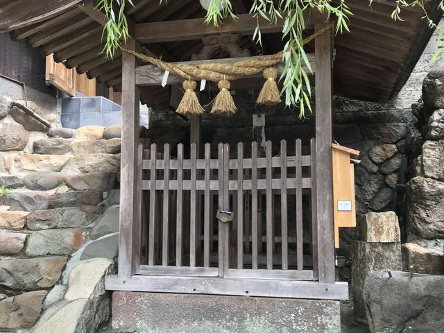 この下から湧き水が出てきます_宗祇水