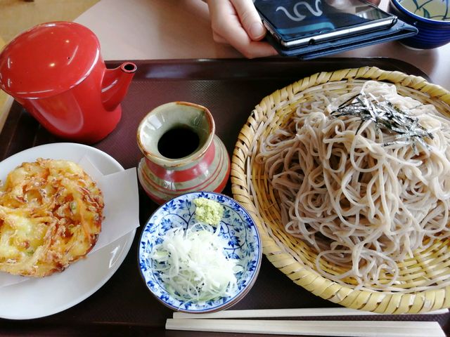 特盛のざる蕎麦とかき揚げ!旨い!_道の駅 北信州やまのうち