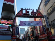 gV[̏쒆ʂ菤XX̓eʐ^1