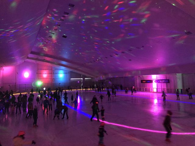 �������I�X����LED�𖄂ߍ��݁A�Ɩ����o�ƃN���u�~���[�W�b�N�ŃA�C�X�����N�̏펯�𕢂��^�C���C�x���g_�V����������A�N�A�p�[�N