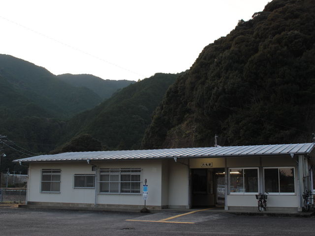 �i�q���C�̉w�B���l�w�ł��B_��S�p