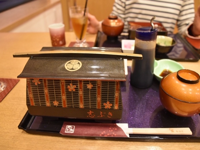 O`̂Ȃ̓X  uԂ̓eʐ^2