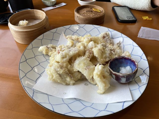 イカの活き造り定食(2,750×1人=11,000円分)の最後の天ぷらの量です。これで4人分です。_お魚処 玄海