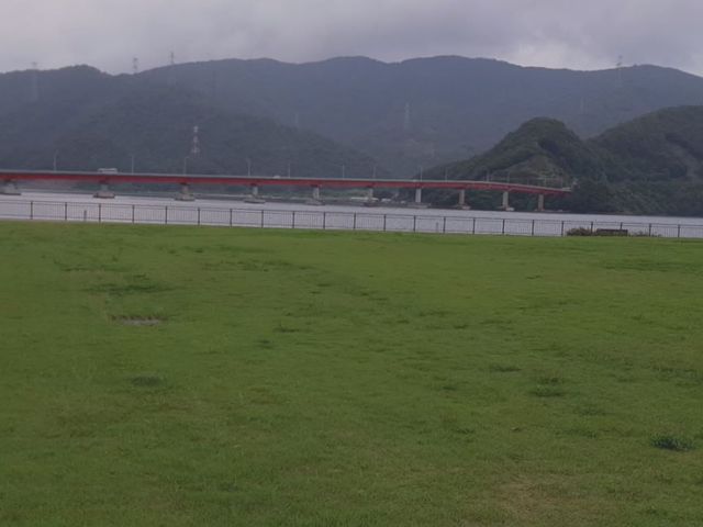 ���݂�҂����猩��743m�̋��u�˂̑勴�v�ԏʍ�I�[�g�L�����v��ɂȂ��铹_���̉w ���݂�҂����