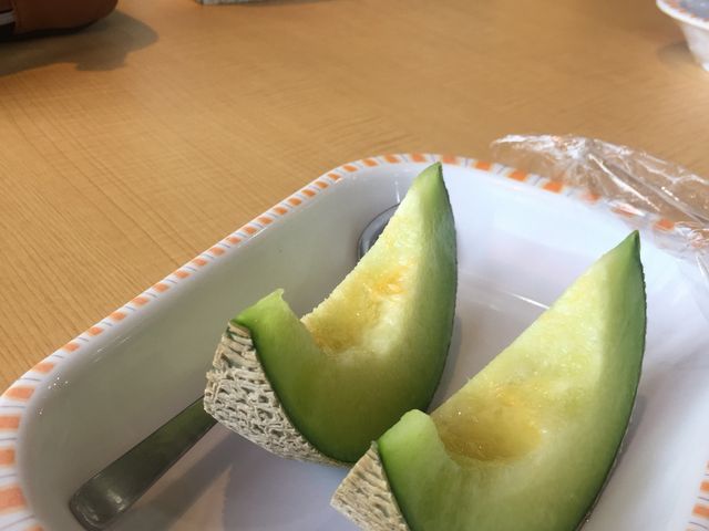 ���H�͊��ɐ؂蕪�����A���M�ɂ̓X�v�[�����Z�b�g����Ă��܂��B_�R��FUJI�t���[�c�p�[�N