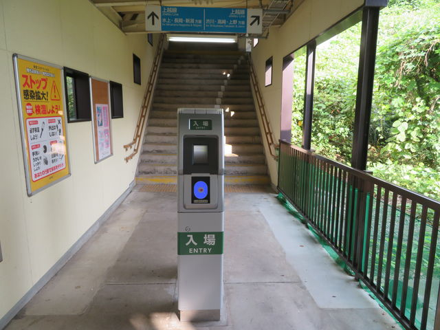 ��q����̌��֌��̏�q�w�@�O�����猩��}�Ȓ����K�i_�l�C�̑ݐؕ��C�ƒY�ΎR�������̏h�@�C����