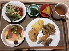 和洋中，パン，ご飯，果物，デザート，少しずつですが一通りありました_ホテルソビアル大阪ドーム前