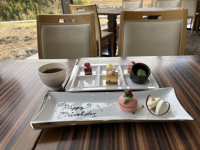 �T�v���C�Y�̟�����Happy Birthday�f�U�[�g�v���[�g�Ɋ���_�s�z�e���@�򕌒��ǐ�