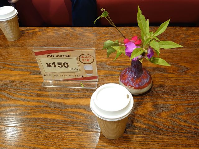 �x�e�ł��܂��B
���X�ɂăh���b�v�R�[�q�[��150�~�Ŕ����܂��B_�T�̈�z�e�� �ޗ�