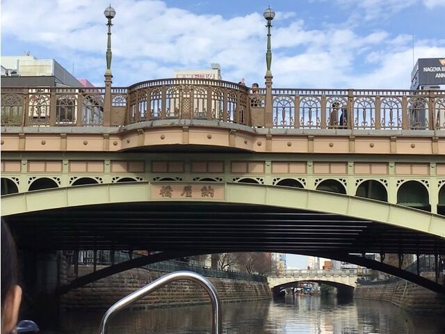 ���̏ォ��A���U���Ă����l�`�i�O�O�O�j/�B_�Ȃ���x��N���[�Y