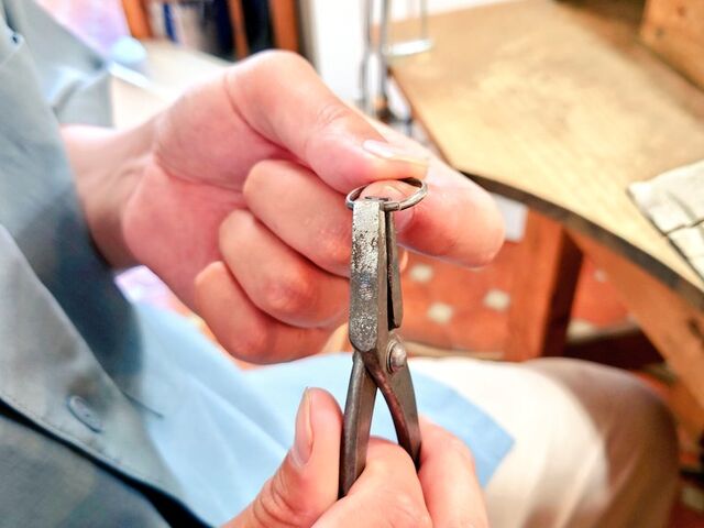 �V���o�[�̖_���p�̊��Ŋۂ߂Đڍ��������悤���H���Ă���l�q_�X�̒�������gouttedor