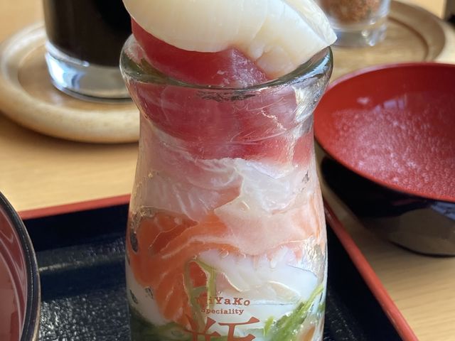 rAbvɂƁAz^e͂ݏoĂ܂B_̉w ݂₱