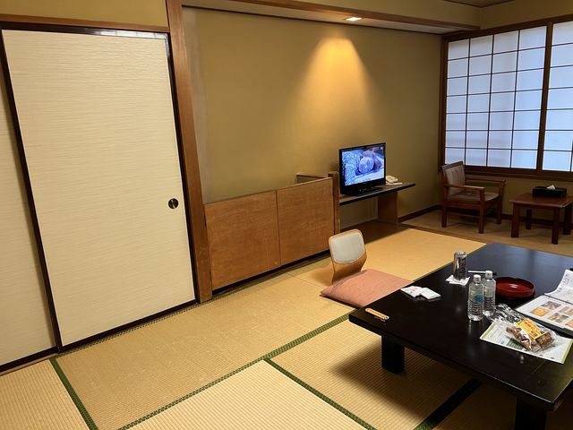 4�K�̈ꎺ���������L���B�o�X�A�g�C���t���B_�l���O�����h�z�e��