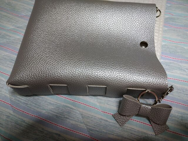 �D��Ȃ����U�[�o�b�O�B�V�����_�[�̃x���g�͒��ɓ���Ă���܂��B_��l�̂��m�ÃT���� Reine(���[�k)