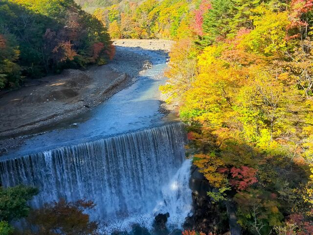 ����𗬂ꗎ���鐅��_����k�J