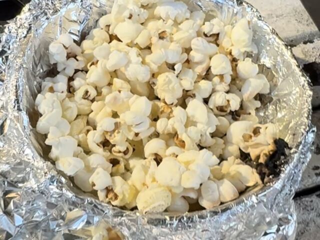 �|�b�v�R�[��_�r�܊y���^�E���̒� ~��Ƒ�n�̌b�݂�BBQ~