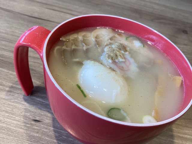 マグカップ状の丼で提供される寿がきやラーメン_東山動植物園