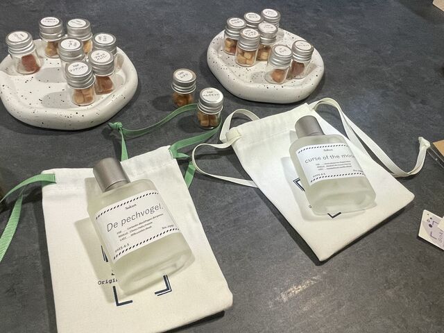 香水の名前は好きな名前を設定できます。香水瓶を入れるキンチャクも可愛いです。_Sokun