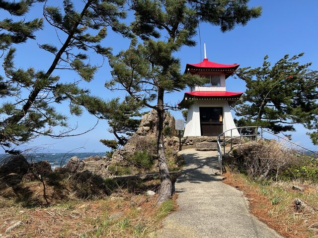 ���Ђ̌��̐�[�ɂ͐Ԃ������̓���(�H)_�Ð_������