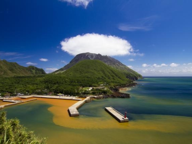 硫黄島 激戦の地・硫黄島はいま（下）】沈めたはずの船の残骸が砂浜に