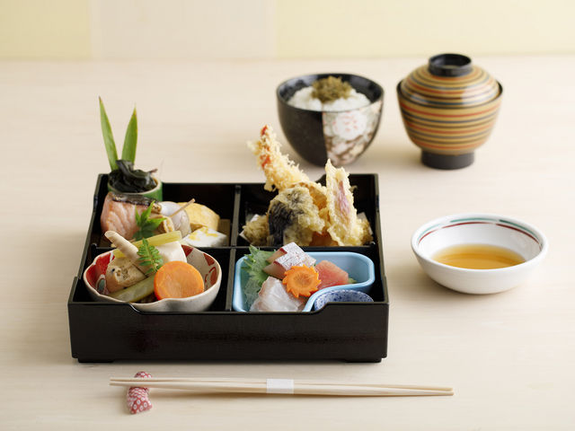 和食も人気です。季節の松花堂ご膳です。_桜ヶ池クアガーデン