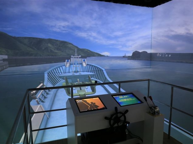 映像を360°投影し、実際のかに漁船の操作を忠実に再現したシミュレーターです。_越前がにミュージアム