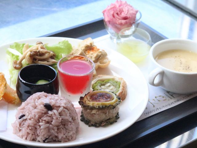 ����̐H�ނ��������w���V�[�A�����W����_�J�G�v���W�F�N�g�`�ɐ����J�G���������`