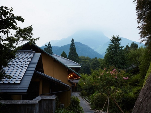 �R�z�x��]�ޕ~�n�B�厩�R�Ɉ͂܂ꂽ���ł��B_�����Ɩ����̏h�@�~��