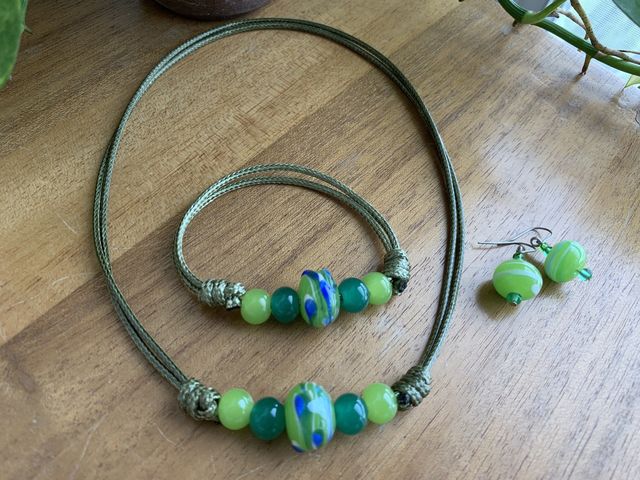 ���[���[�ʃO���[���l�b�N���X�A�u���X���b�g�A�s�A�X_�Ƃ�ڋʍH�[�΂̕�