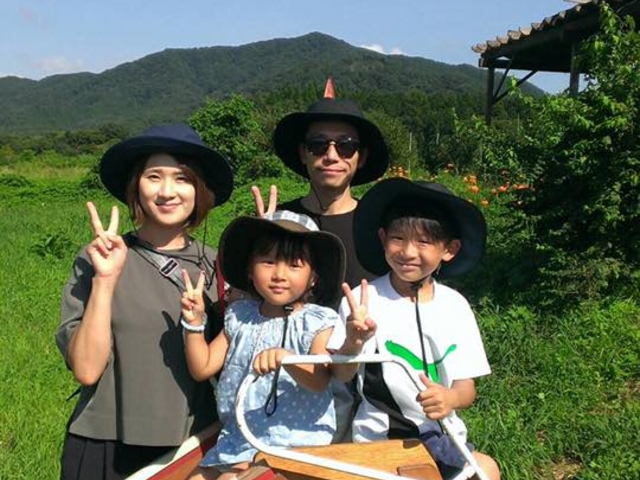子どもたち、退屈したら滑り台で。_蒜山高原カルチベート観光ブルーベリー園