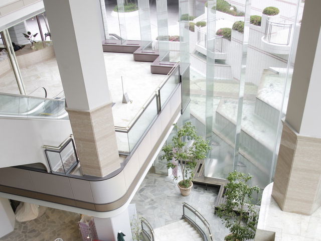 東洋一を誇る一枚ガラスと広瀬川をモチーフにした滝と噴水に囲まれ開放的な雰囲気_仙台国際ホテル