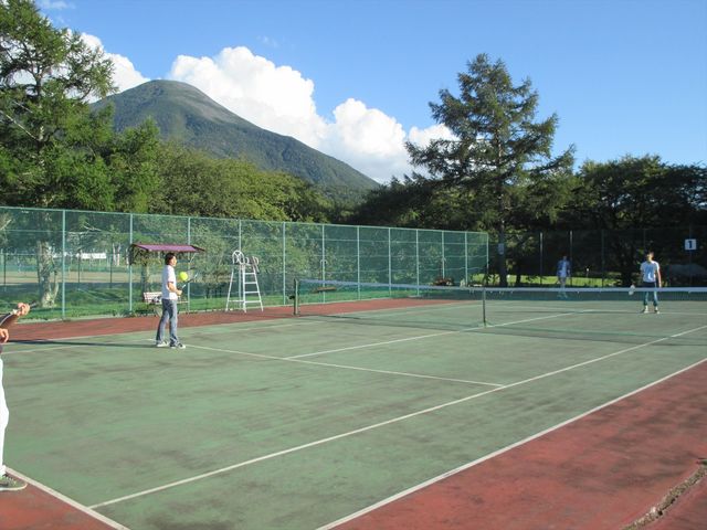 �l�C�̃n�[�h�R�[�g
�{�݂ɂR�ʂ����Ȃ��̂ŁA�����ɗ\�񂪈�t�ɂȂ邱�Ƃ�_�}�[�K���b�g���t���N�p�[�N