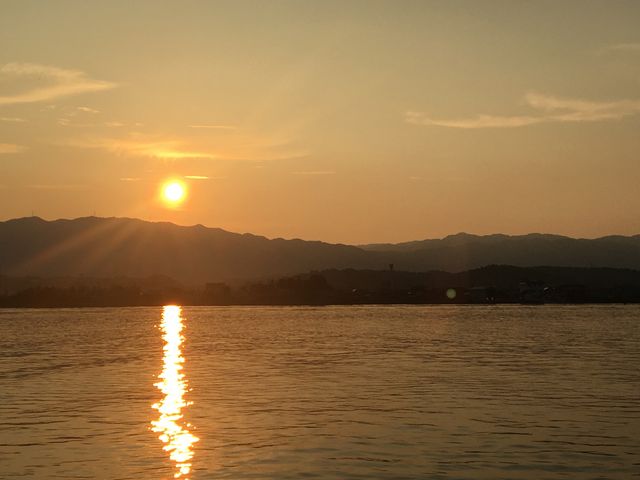 どんどん色を変える夕暮れの琵琶湖。サンセットクルーズ。_屋形船　四季