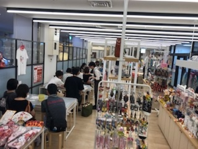 フロアはこのようなオープンスペースです。清水焼やお土産も販売しております。_あかね屋　京都タワーサンド店