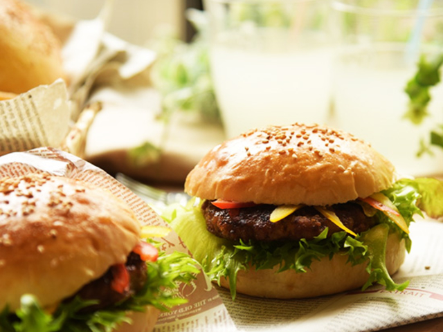 �o���Y�������n���o�[�K�[_�ЂƂݐH��