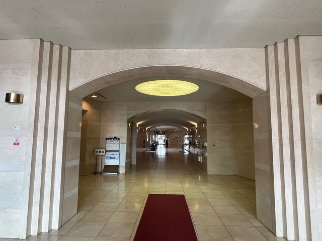 �쑤�������猚���ɓ����āA����̃G���x�[�^�[�������A�����̍���̒ʘH���ɁA���͐��̋����̉��A�a��������܂���_���͐��̋����y�É��E����������فz