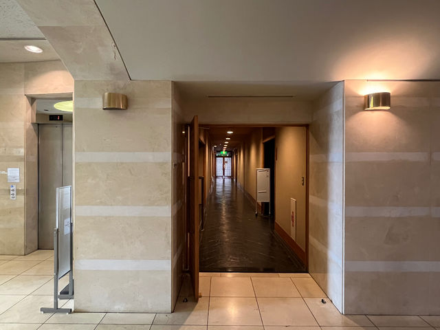 �쑤�������猚���ɓ����āA����̃G���x�[�^�[�������A�����̍���̒ʘH���ɁA���͐��̋����̉��A�a��������܂���_���͐��̋����y�É��E����������فz