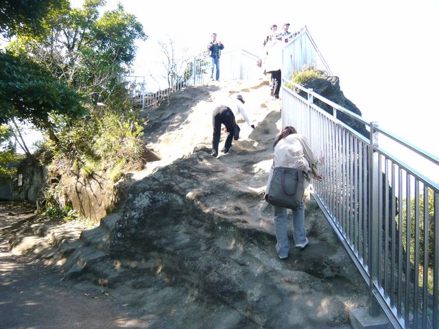 こんなに急傾斜です。気を付けて。_鋸山日本寺展望台
