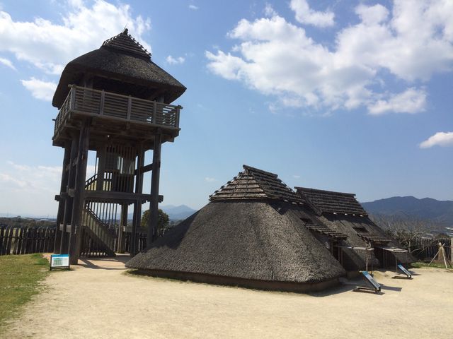 物見櫓と竪穴式住居_吉野ヶ里歴史公園