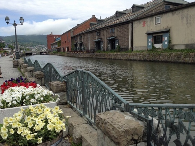 �A���X�e���_�����ق��ӂƂ����鏬�M�^�́A�Ԃ����ꂢ�I_�^�͂ƐΑ��q�ɌQ