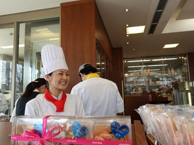 �ڋq���f���炵�����l������p�e�B�V�F�@�ʐ^�͗��𓾂ĎB�e_���˂� �ߍ]�����X