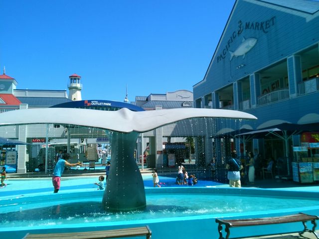 『クジラの噴水』。気持ち良さそう。_三井アウトレットパーク横浜ベイサイド