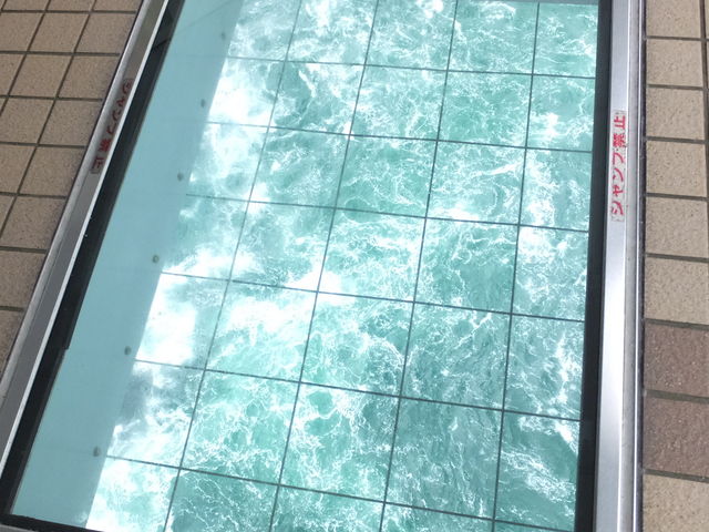 �K���X�̉��ɂ͊C��_��勴�ˋ��L�O�كG�f�B