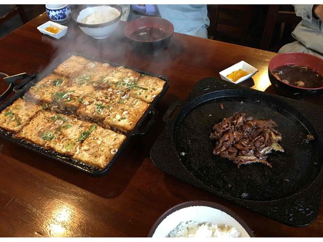 左は豆腐ステーキ右はホルモン_国八食堂